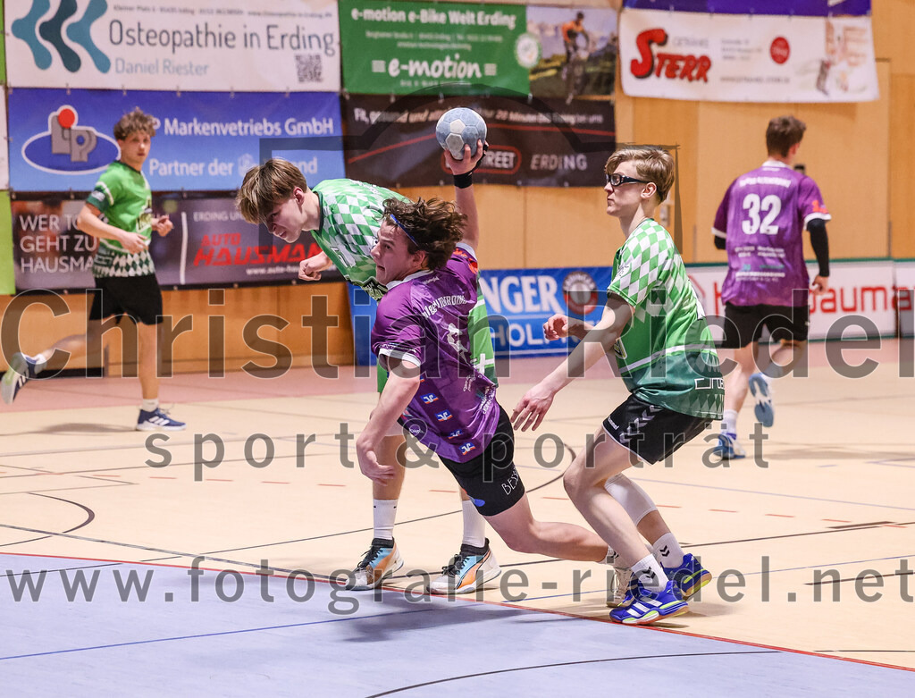 2025-03-15_092_SpVgg_Altenerding_gegen_TSV_Schleissheim | Erding, Deutschland, 15.03.2025:Handball, Bezirksoberliga Männer 2024 / 2025, 18. Spieltag, SpVgg Altenerding gegen TSV Schleißheim, Endergebnis: 32:27Tobias Mikulandra (TSV Schleissheim, #51), Jabob Köhler (SpVgg Altenerding, #6), Konstantin Huber (TSV Schleissheim, #78)Foto: Christian Riedel / fotografie-riedel.net