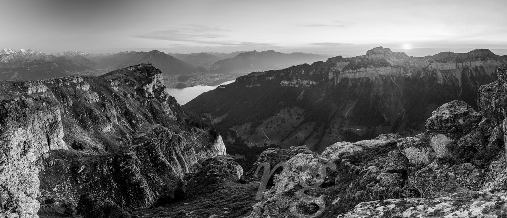 Sonnenuntergangspanorama über dem Justistal, Niederhorn und Thunersee | Die ideale Geschenkidee für Naturliebhaber. Naturbilder von Marcel Gross Photography für ihr Zuhause in den verschiedensten Formaten und Materialien. - Realisiert mit Pictrs.com