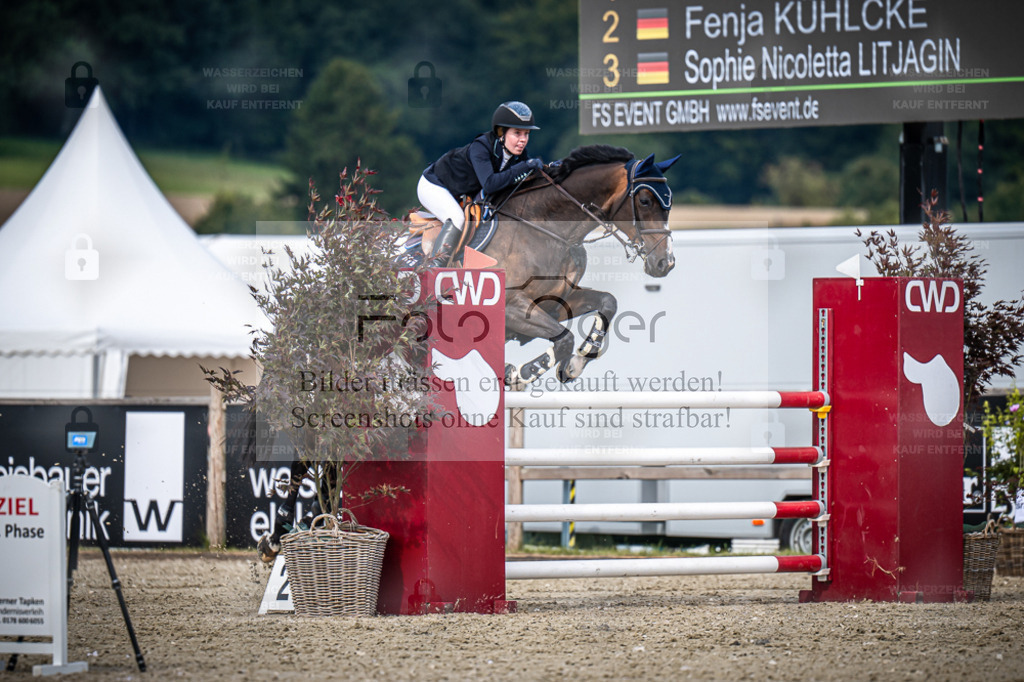 DOS_7271 | Entdecke hochwertige Reitturnierfotos von Foto Oger. Professionell, emotional und authentisch – jetzt Lieblingsmomente im Shop bestellen. - Realisiert mit Pictrs.com