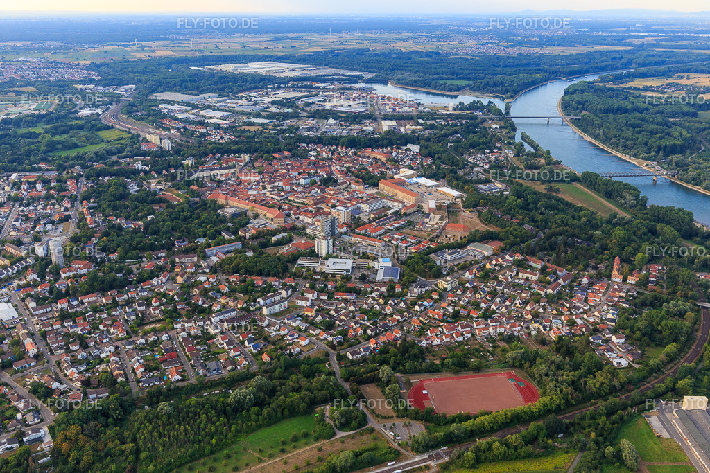 Ortsmitte aus Südwesten | Luftbild: Ortsmitte aus Südwesten in Germersheim im Bundesland Rheinland-Pfalz in Deutschland. Foto: IMG_109324.jpg vom 30.07.2018 durch Werner Riehm/FLY-FOTO.de - Realisiert mit Pictrs.com