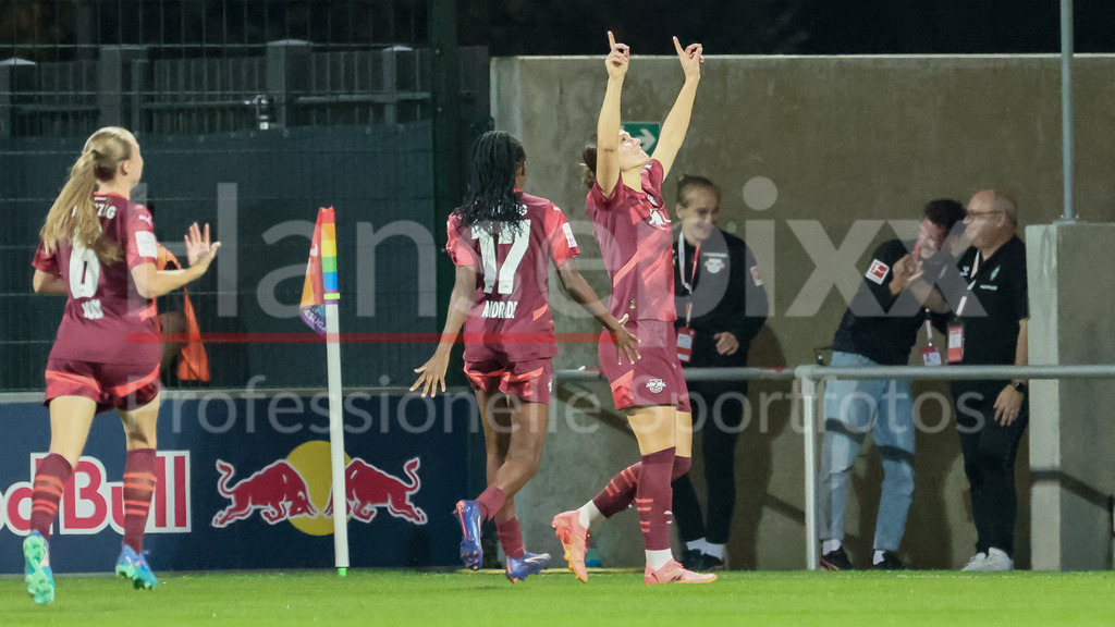 Fussball, Google Pixel Frauen-Bundesliga, RB Leipzig - SV Werder Bremen | v.li.: Lydia Andrade (RB Leipzig, 17) und Torschützin Giovanna Hoffmann (RB Leipzig, 7) mit Torjubel, Jubel, jubeln, jubelt, optimistisch, Spielszene, Highlight, Freude über das Tor zum 2:0, DIE DFB-RICHTLINIEN UNTERSAGEN JEGLICHE NUTZUNG VON FOTOS ALS SEQUENZBILDER UND/ODER VIDEOÄHNLICHE FOTOSTRECKEN. DFB REGULATIONS PROHIBIT ANY USE OF PHOTOGRAPHS AS IMAGE SEQUENCES AND/OR QUASI-VIDEO.