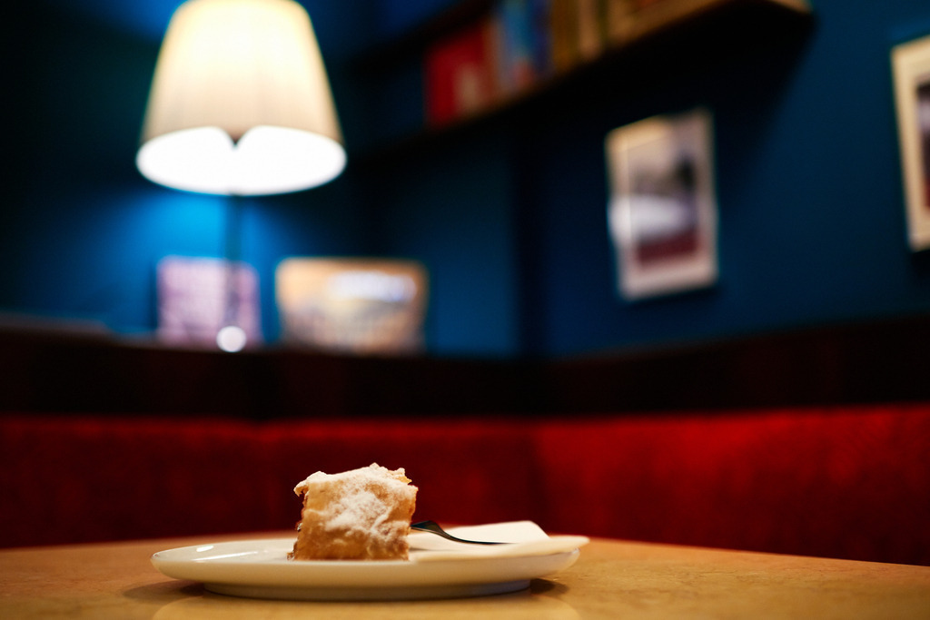 Cafe Museum | Wien, Austria - June 22, 2018: Café Museum, ein Apfelstrudel auf dem Tisch stehend, mit Blick auf die Sitzecke. - Realisiert mit Pictrs.com