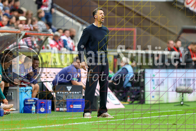 1. FC Köln vs FC Augsburg - 1. Bundesliga  | Köln, Deutschland, 18.10.25:   Trainer Sandro Wagner gestikuliert, Gestik waehrend des Spiels der 1. Bundesliga zwischen  1. FC Köln vs FC Augsburg im RheinEnergieStadion(Foto von Brauer-Fotoagentur / Adrian Schlueter)