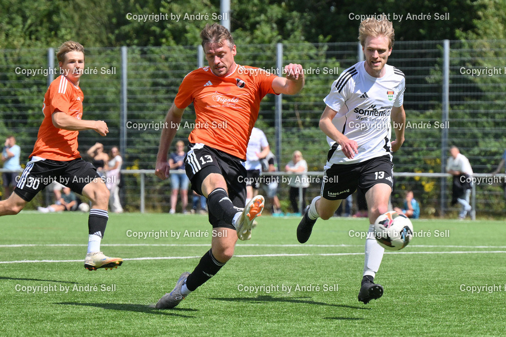 PSV Neumünster vs VfR Neumünster | Finn Kallenbach (TSVK #13) vs Piet Feldkamp (Heikendorf #30) &amp; Dennis Lühr (Heikendorf #13) / Fußball-Landesliga Männer 2026/2027 / TSV Kronshagen vs Heikendorfer SV / Sportzentrum Platz 5 / Kronshagen / 01.08.26 - Realisiert mit Pictrs.com