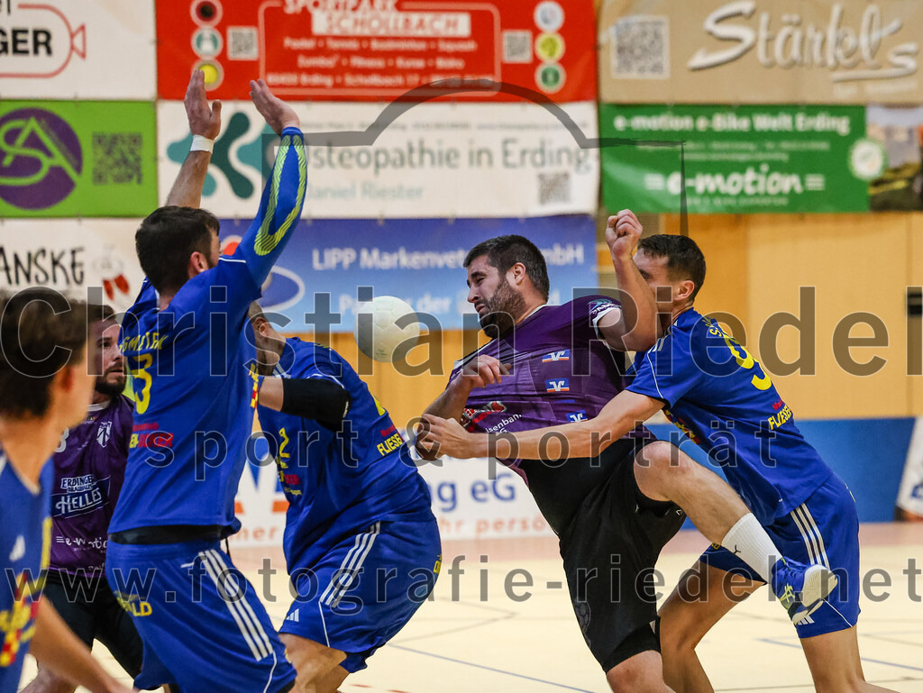 2024-10-13_074_SpVgg_Altenerding_gegen_SSG_Metten | Erding, Deutschland, 13.10.2024:Handball, Bezirksoberliga Männer 2024 / 2025, 4. Spieltag, SpVgg Altenerding gegen SSG Metten, Endergebnis: 40:22Jan Matousik (SSG Metten, #3), Christian Loris (SpVgg Altenerding, #11), Patrick Sigl (SSG Metten, #99)Foto: Christian Riedel / fotografie-riedel.net