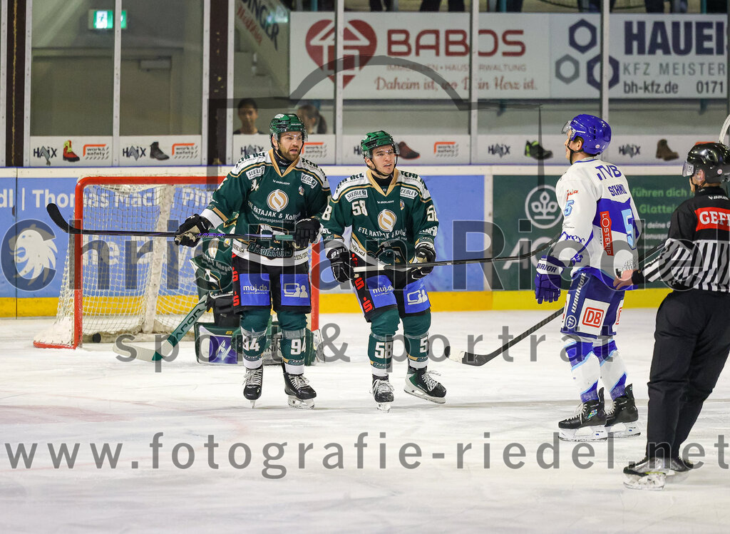 2026-01-23_098_TSV_Erding_gegen_SC_Riessersee | Erding, Deutschland, 23.01.2026:Eishockey, Oberliga Süd 2025 / 2026, 40. Spieltag, TSV Erding gegen SC Riessersee, Endergebnis: 6:5 n.V.Markus Eberhardt (Erding Gladiators, #94), Paul Pfenninger (Erding Gladiators, #58)Foto: Christian Riedel / fotografie-riedel.net