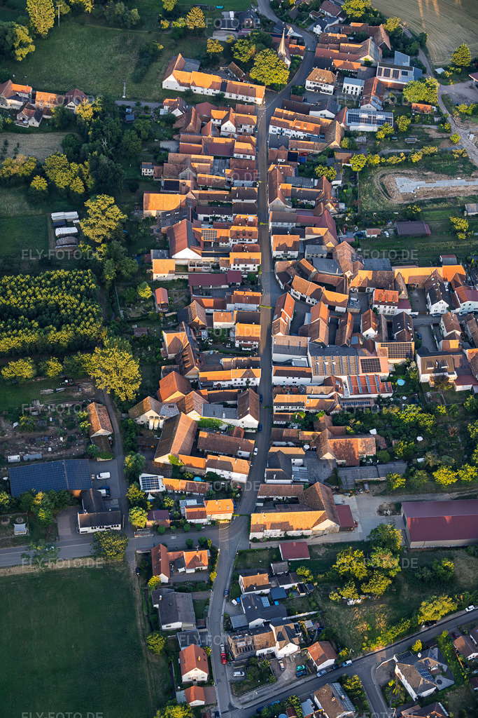 Luftbild: Klingbachstraße von Westen im Ortsteil Klingen in Heuchelheim-Klingen im Bundesland Rheinland-Pfalz in Deutschland. – Foto: IMG_157931.jpg vom 19.07.2026 durch Werner Riehm/FLY-FOTO.de – Auflösung des Originals: 4000 x 6000 px