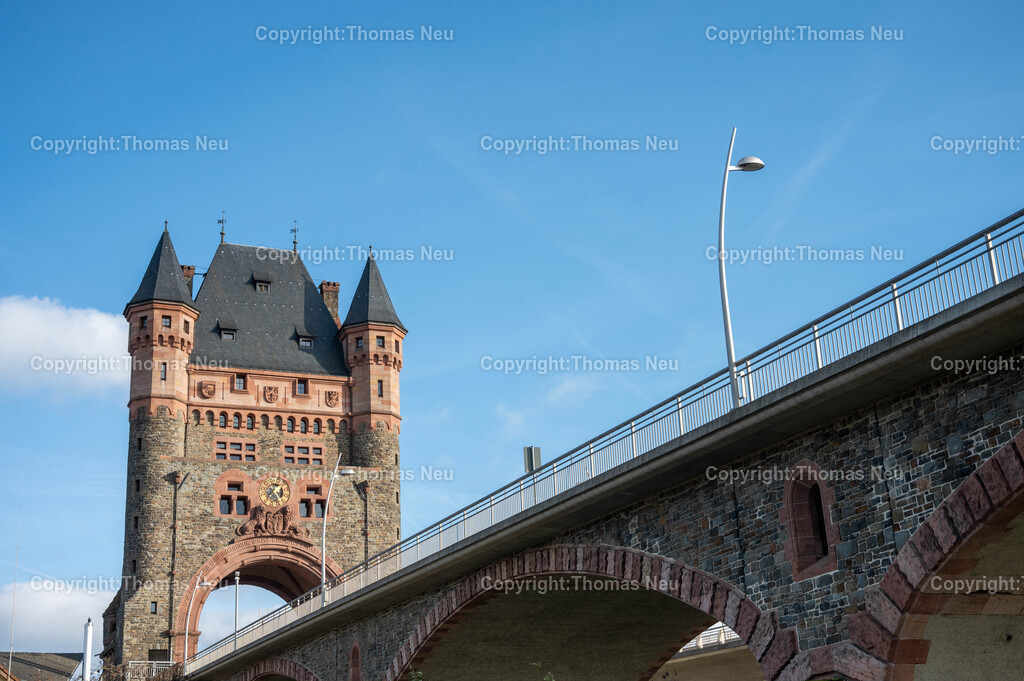 Nibelungenbruecke_Worms__Thomas_Neu_Fotografie-42 | Die Nibelungenbrücke verbindet die rheinland-pfälzische Stadt Worms über den Rhein mit den hessischen Städten Lampertheim und Bürstadt.Nachdem bei Worms der Fährbetrieb urkundlich seit dem Jahr 858 belegt ist, entstand die erste Schiffsbrücke im Jahr 1855. Die erste feste Brücke über den Rhein war von 1900 bis 1945 die Ernst-Ludwig-Brücke. Die im Zweiten Weltkrieg zerstörte Brücke wurde als Nibelungenbrücke (heute „alte“ Nibelungenbrücke genannt) von 1951 bis 1953 wieder aufgebaut.Die Nibelungenbrücke in Worms ist eine der wichtigsten Rheinquerungen der Region und prägt mit ihrem markanten Brückenturm das Stadtbild. Der Turm, ursprünglich als repräsentatives Stadttor zur Nibelungensage gestaltet, gilt bis heute als eines der bekanntesten Wahrzeichen von Worms. Die Brücke verbindet das rheinhessische und rheinland-pfälzische Ufer und bietet beeindruckende Ausblicke auf den Rhein, die Wormser Innenstadt und die umliegende Landschaft. Durch ihre besondere Architektur und historische Bedeutung ist die Nibelungenbrücke ein beliebtes Motiv für Fotografen und Besucher.,, Bild: Thomas Neu