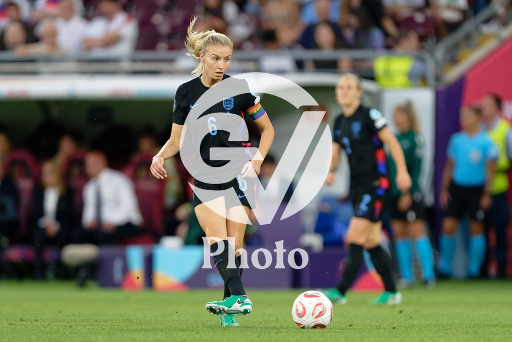 England v Italy - UEFA Women's EURO 2025 Semi-Final | GENEVA, SWITZERLAND - JULY 22:  Leah Williamson of England passes the ball  during the UEFA Women's EURO 2025 Semi-Final match between England and Italy at Stade de Geneve on July 22, 2025 in Geneva, Switzerland. (Photo by Giuseppe Velletri/Sports Press Photo/Getty Images)