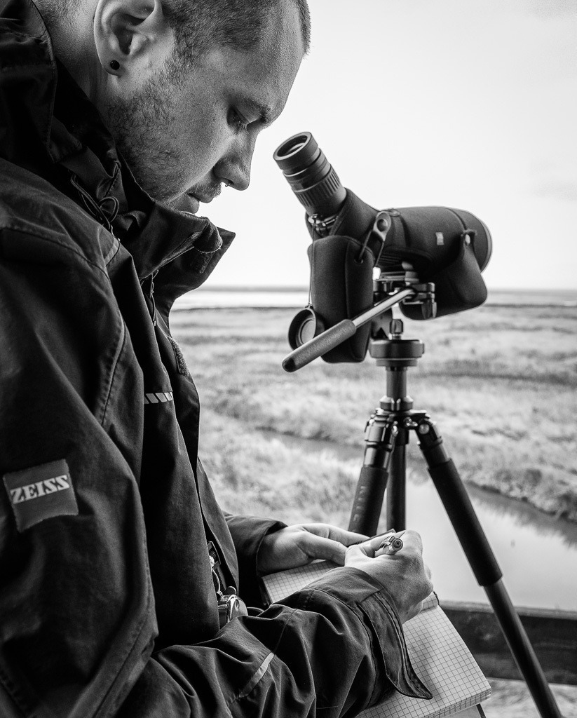 Vogelwart Nils Bayer auf Hallig Norderoog © Holger Rüdel | Der Online-Shop von Holger Rüdel. Ausgewählte Fotografien als FineArt-Prints bestellen: Bildreportagen, Landschaften, Wildlife, History, Infrarot-Motive in Schwarzweiß und Verschiedenes.  - Realisiert mit Pictrs.com