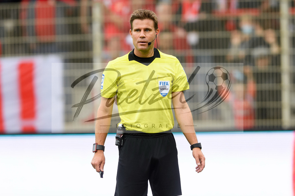 FCUBMG20210829_250 | Fussball, Herren: Schiedsrichter Dr. Felix Brych schaut beim Spiel der 1. Bundesliga zwischen 1. FC Union Berlin und Borussia Moenchengladbach im Stadion An der Alten Foersterei am 29.08.2021 in Berlin, Deutschland. - Realisiert mit Pictrs.com