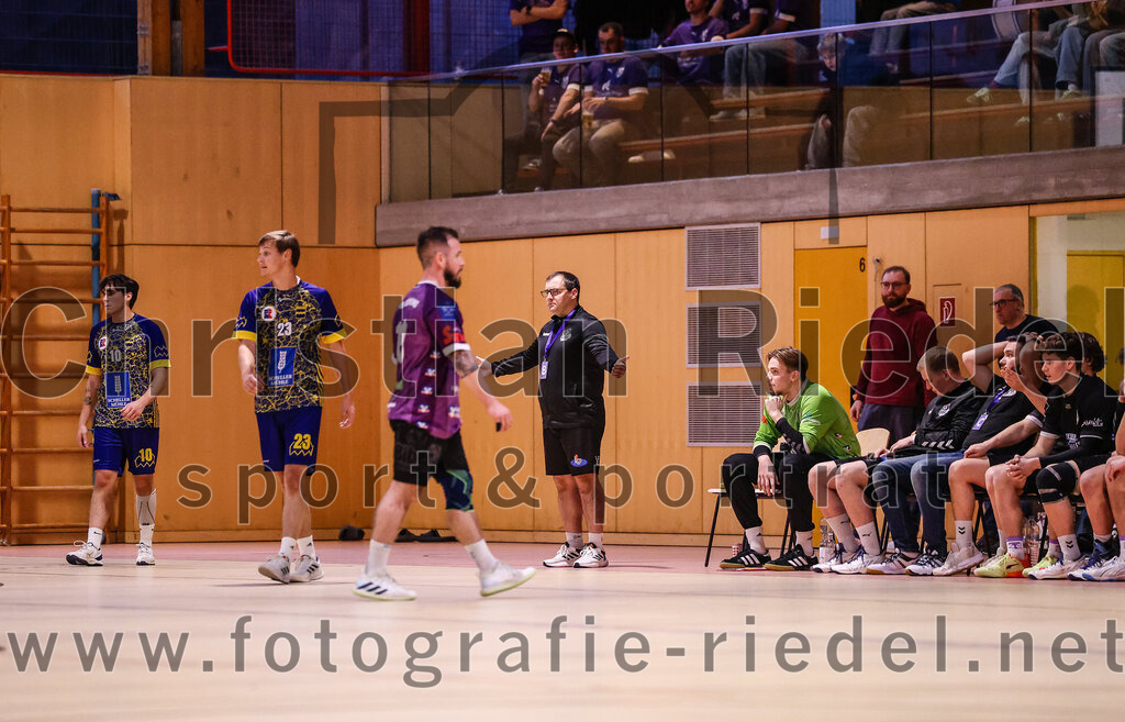 2024-12-14_055_SpVgg_Altenerding_gegen_MTV_Pfaffenhofen | Erding, Deutschland, 14.12.2024:Handball, Bezirksoberliga Männer 2024 / 2025, 10. Spieltag, SpVgg Altenerding gegen MTV Pfaffenhofen, Endergebnis: 32:30Leonardo Dudaicevs (MTV Pfaffenhofen, #10), Kilian Roessler (MTV Pfaffenhofen, #23), Sebastian Forster (SpVgg Altenerding, #13), Trainer Simon Klawe (SpVgg Altenerding), Torwart Jannik Fleps (SpVgg Altenerding, #33)Foto: Christian Riedel / fotografie-riedel.net