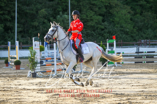 DKP45220 | Turnierfotos kaufen im Webshop von Daniel Kuhl Photography – entdecke professionelle Reitsportfotos aus Turnieren & Events. Hochwertige Turnierbilder online bestellen & sichern. Jetzt Fotos von Reitsportturnieren kaufen!