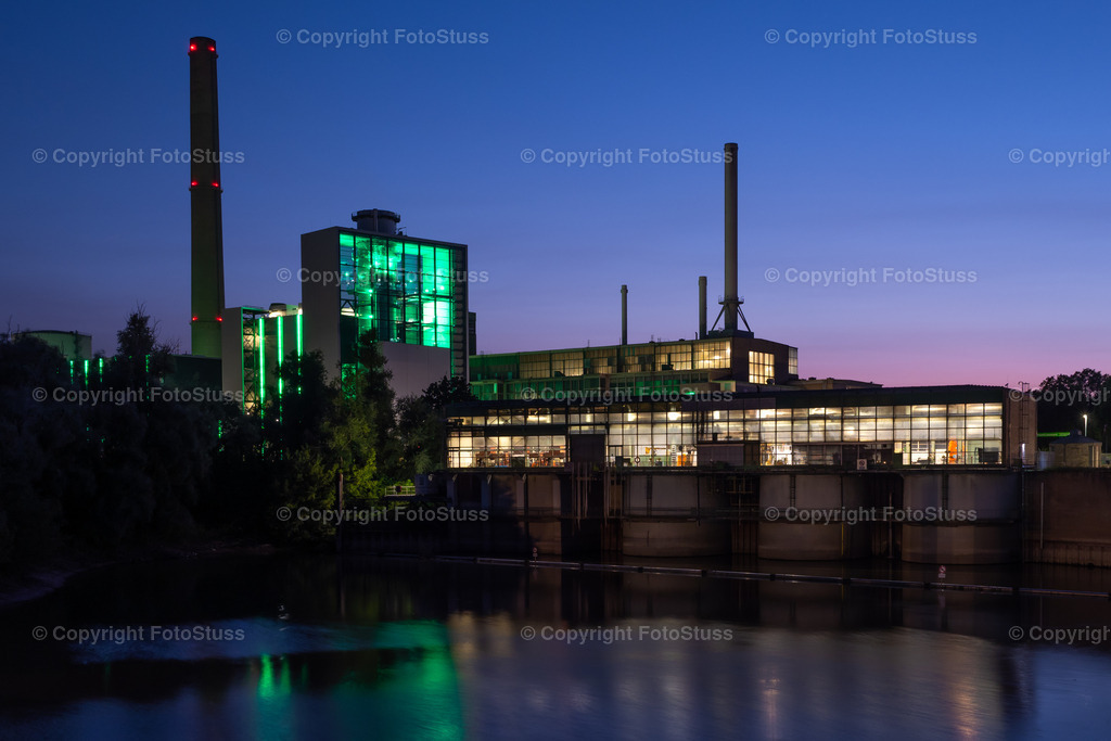 Kraftwerk Lausward in Düsseldorf am Abend | Das Kraftwerk Lausward im Hafen von Düsseldorf am Abend. - Realisiert mit Pictrs.com