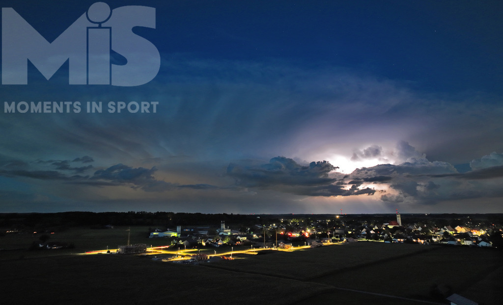 MIS_030822cm006.JPG | 10.09.2022, Spätsommer: Hitze und hohe Temperaturen, danach kommen schwere Gewitter. Blitze Zucken in den hohen Gewitterwolken am Himmel hinter Türkheim im Unterallgäu (Bayern).   - Realisiert mit Pictrs.com