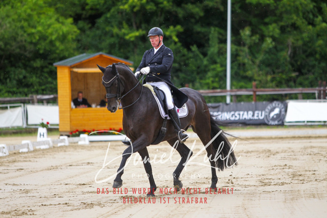 DKP47895 | Turnierfotos kaufen im Webshop von Daniel Kuhl Photography – entdecke professionelle Reitsportfotos aus Turnieren & Events. Hochwertige Turnierbilder online bestellen & sichern. Jetzt Fotos von Reitsportturnieren kaufen!