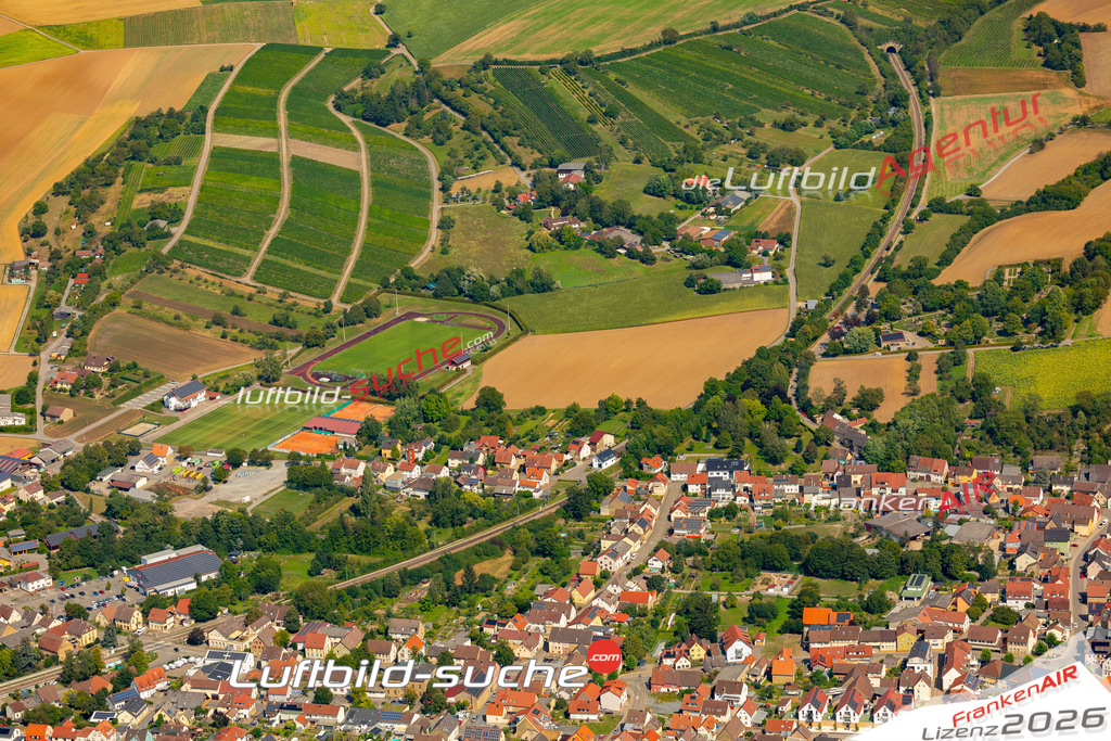 Das Luftbild zeigt :  Sulzfeld - Die Luftaufnahme wurde 2024 vom UL-Flugzeug aus erstellt ( keine Drohne ) - Hochauflösende Luftaufnahme - Für grossformatige Ausdrucke geeignet. Die Geschenkidee !Mit Lizenz und Bildrechte bestellbar