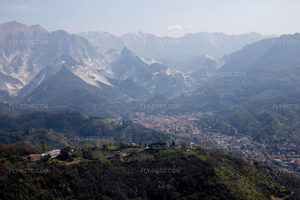 Aerial view: View of the town in Carrara in the state Massa-Carrara, Italy. – Photo: IMG_087161.jpg taken on 04/04/2016 by Werner Riehm/FLY-FOTO.com – Resolution of the original: 5472 x 3648 px