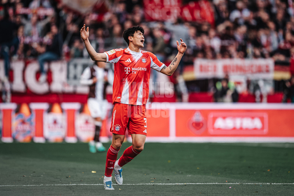 Fußball | Männer | Saison 2025/2026  | Fußball-Bundesliga | 29. Spieltag | FC St. Pauli vs. FC Bayern München | 11.04.2026 | Min-jae Kim (#3, FC Bayern München) ärgert sich