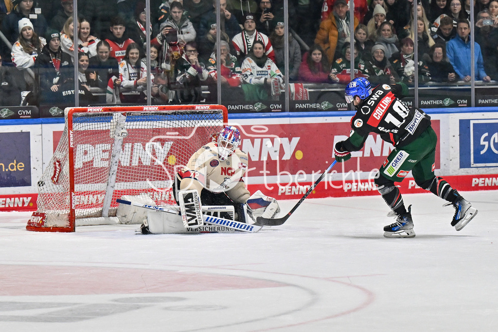 Augsburger Panther - Nürnberg Ice Tigers | beim Penaltyschiessen verwandelt Chris COLLINS (Augsburger Panther #10) seinen versuch / DEL: Augsburger Panther - Nuernberg Ice Tigers, Curt Frenzel Stadion am 03.01.2025