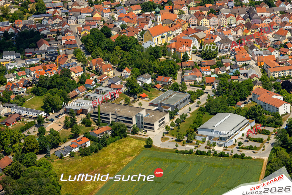 Das Luftbild zeigt :  Hemau - Die Luftaufnahme wurde 2023 vom UL-Flugzeug aus erstellt ( keine Drohne ) - Hochauflösende Luftaufnahme - Für grossformatige Ausdrucke geeignet. Die Geschenkidee !Mit Lizenz und Bildrechte bestellbar