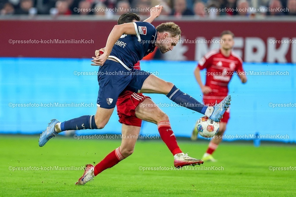 F9527022601065 | 27.02.2026, Fußball, Fortuna Düsseldorf - VfL Bochum, 2. Fußball Bundesliga, Merkur Spiel-Arena, Saison 2025 2026: Philipp Strompf&nbsp;(VfL Bochum #03) im Zweikampf gegen  Cedric Itten&nbsp;(Fortuna Düsseldorf #13)  DFB regulations prohibit any use of photographs as image sequences and or quasi-video.