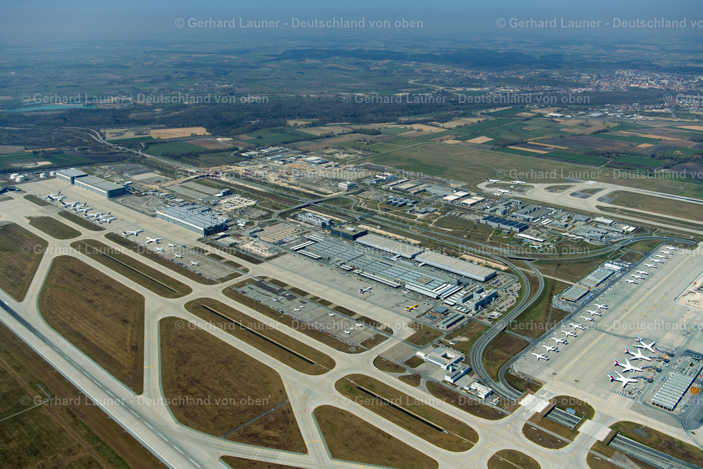 4021087 | MüNCHEN-FLUGHAFEN 08.04.2020 Passagierflugzeuge krisenbedingt stillgelegt auf der Parkpositionen und Abstellfläche auf dem Flughafen in München im Bundesland Bayern, Deutschland. // Passenger aircraft decommissioned due to the crisis on the parking positions and parking space at the airport in Munich in the state Bavaria, Germany. Foto: Gerhard Launer