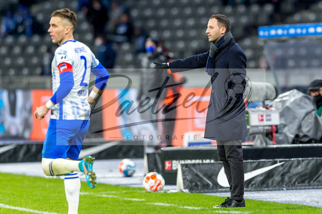 BSCRBL20220220_237 | Fussball, Herren: Trainer Domenico Tedesco (RB Leipzig) gestikuliert, Gestik bei dem Spiel der 1. Bundesliga zwischen Hertha BSC und RB Leipzig im Olypiastadion am 20.02.2022 in Berlin, Deutschland.DFB / DFL REGULATIONS PROHIBIT ANY USE OF PHOTOGRAPHS AS IMAGE SEQUENCES AND/OR QUASI-VIDEO. - Realisiert mit Pictrs.com