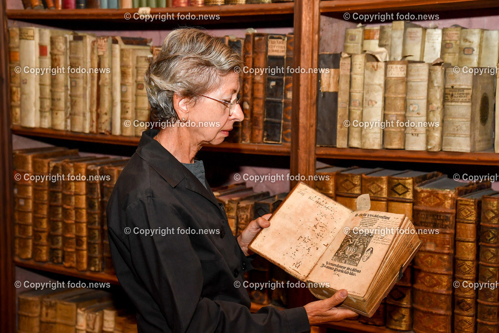 Stift Lambach_ Bibliothek_ 25.08.2022-6 | 25.08.2022, Lambach, AUT, Stift Lambach, Bibliothek, im Bild Christine Maria Grafinger (Bibliothekarin und Historikerin)