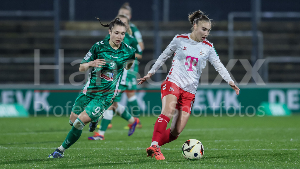 Fussball, Google Pixel Frauen-Bundesliga, 1. FC Köln - SV Werder Bremen | v.li.: Sophie Weidauer (SV Werder Bremen, 9) und Alena Bienz (1. FC Köln, 11) im Zweikampf, Duell, Dynamik, Aktion, Action, Spielszene, DIE DFB-RICHTLINIEN UNTERSAGEN JEGLICHE NUTZUNG VON FOTOS ALS SEQUENZBILDER UND/ODER VIDEOÄHNLICHE FOTOSTRECKEN. DFB REGULATIONS PROHIBIT ANY USE OF PHOTOGRAPHS AS IMAGE SEQUENCES AND/OR QUASI-VIDEO.