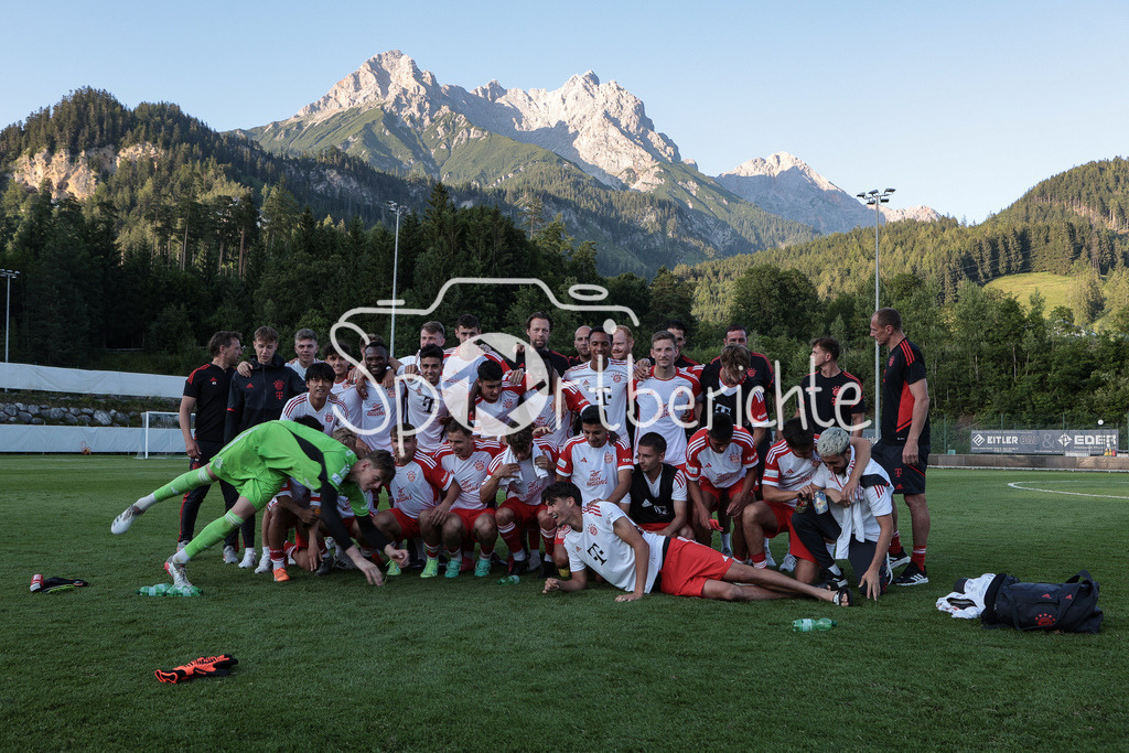 FC Pinzgau Saalfelden - FC Bayern Amateure | Die Mannschaft der BAyern Amateure positioniert sich vor einem traumhaften Bergpanorama zum gemeinsamen Bild / Mannschaftsfoto / FC Bayern Muechen / FC Bayern Amateure