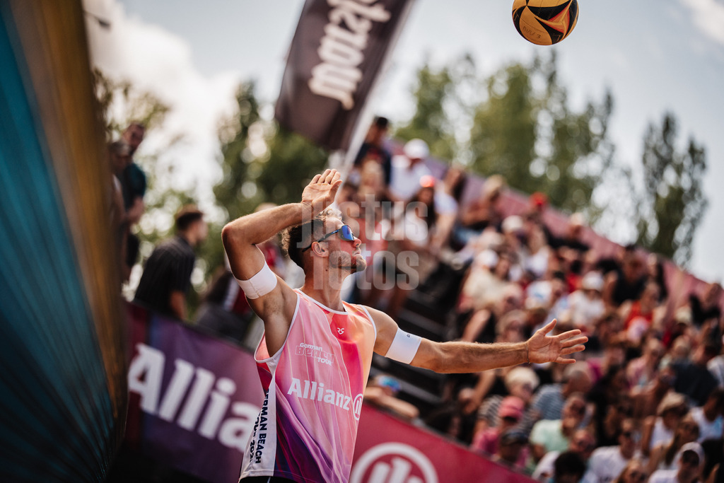 Beachvolleyball | Männer | Allianz German Beach Tour 2025 | Tourstop Berlin | 17.08.2025 | Jonas Sagstetter beim Aufschlag