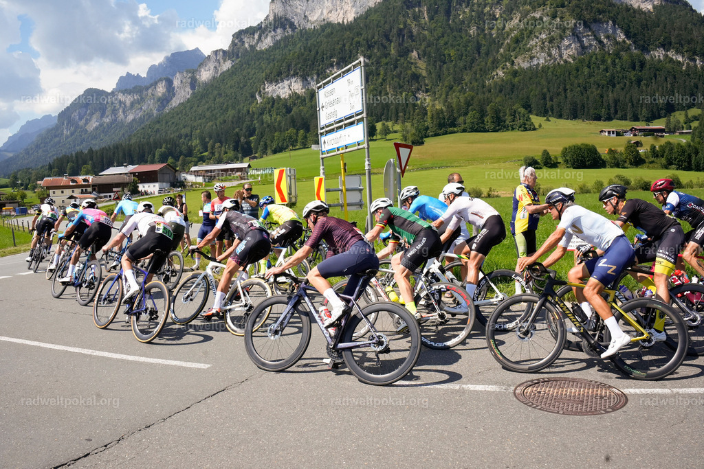 624_20230817_Bewerb_Maenner_Muehlanger | AUT - OESTERREICH, 2023-08-16: SPORT RENNRAD-FAHREN - 55. INTERNATIONALER RADWELTPOKAL IN ST. JOHANN IN TIROL  - Vintage-Radrennen mit WM-Bronze-Medaillen-Siegerin Christina Schweinberger, den Teilnehmer und Alexander Baumann (vom Orginastions-Team) - TAG 2 BEWERB MAENNER IN SECHS GRUPPEN  ; Foto: Roland Muehlanger
