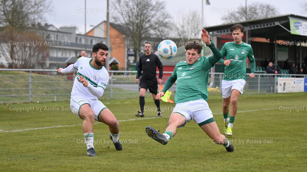 PSV Neumünster vs VfB Lübeck II - U21 | Mohamed Bouzoumita (PSV #18) / Samuel Schwoon (VfB #2) / Sven Freitag (VfB #7) / Fußball-Oberliga Männer 2024/2025 / PSV Neumünster vs VfB Lübeck II - U21 / PSV-Stadion / Neumünster / 01.03.25 - Realisiert mit Pictrs.com