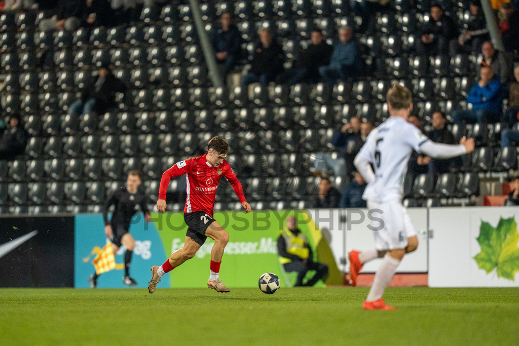 SG Sonnenhof Grossaspach vs. TSV Steinbach Haiger, Fussball, Regionalliga Suedwest, 25. Spieltag, 20.03.2026 | Luca Damiano Molinari (SG Sonnenhof Großaspach, #21),SG Sonnenhof Grossaspach vs. TSV Steinbach Haiger, Fussball, Regionalliga Suedwest, 25. Spieltag, 20.03.2026Foto: photosbyphips/Philip Ziegler