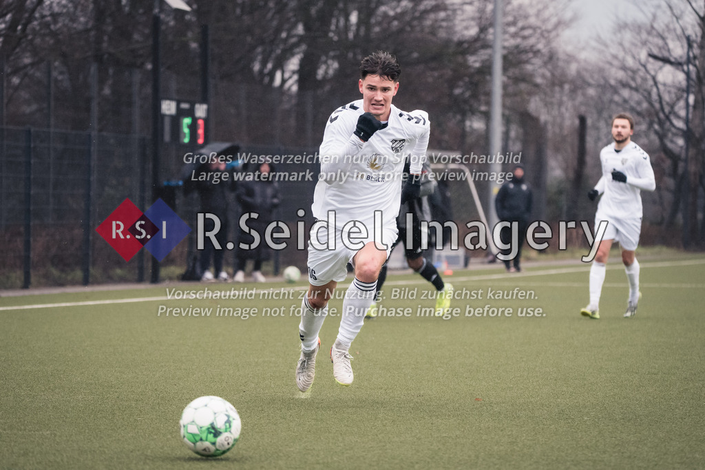 RS-1-091950 | Henry Koeberer (#66, T05, Neuzugang) versucht den Ball noch vor dem Toraus zu bekommen.
