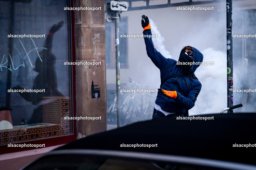 9L6A7181 | Strasbourg, France, 24 octobre 2026. Des manifestants affrontent les forces de l’ordre lors d’une mobilisation dans le centre-ville de Strasbourg. Des policiers interviennent pour disperser des groupes de manifestants, tandis que des gaz lacrymogènes sont utilisés. Des affrontements, des jets de projectiles et des dégradations sont observés dans plusieurs rues. Des barricades et des véhicules en feu témoignent de la tension qui règne en marge de la mobilisation. - Realisiert mit Pictrs.com