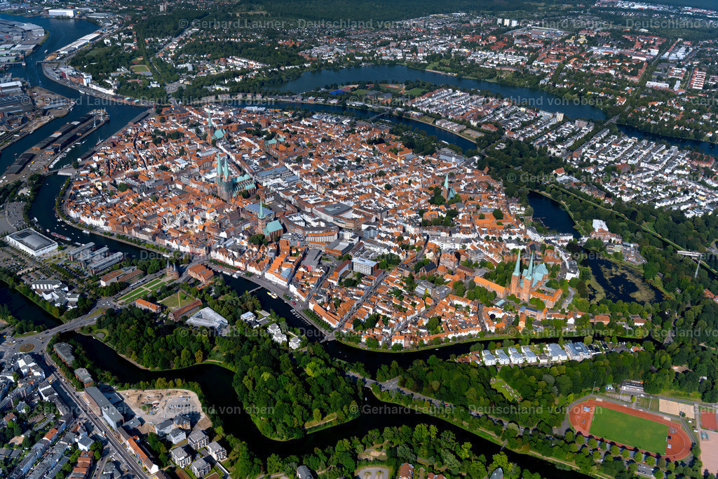 4038289 | Altstadtinsel Lübeck ist eine norddeutsche Stadt, die sich durch ihre Bauten im Stil der Backsteingotik auszeichnet. Diese entstanden im Mittelalter, als Lübeck die Hauptstadt der Hanse war. Das Wahrzeichen der Stadt ist das Holstentor aus Backstein, das im Jahr 1478 vollendet wurde und dazu diente, die auf einer Insel in der Trave gelegene Altstadt abzuschirmen. Die Marienkirche, die nach dem 2. Weltkrieg wiederaufgebaut wurde, ist ein im 13.–14. Jahrhundert errichteter Backsteinbau, der als architektonisches Vorbild für viele nordeuropäische Kirchen diente