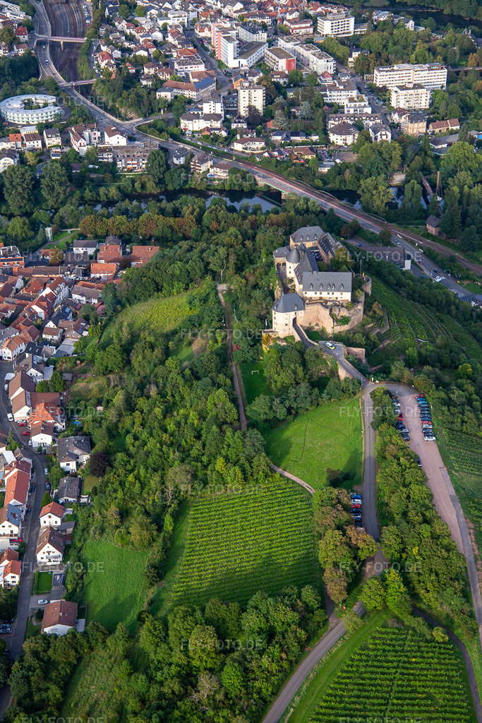 Luftbild: Schloß Ebernburg / Evangelische Familienferien- und Bildungsstätte Ebernburg im Ortsteil Ebernburg in Bad Kreuznach im Bundesland Rheinland-Pfalz in Deutschland.Foto: IMG_138259.jpg vom 03.09.2023 durch Werner Riehm/FLY-FOTO.deTAGUNGSHAUS.EKHN.DEarrow-icon-size3