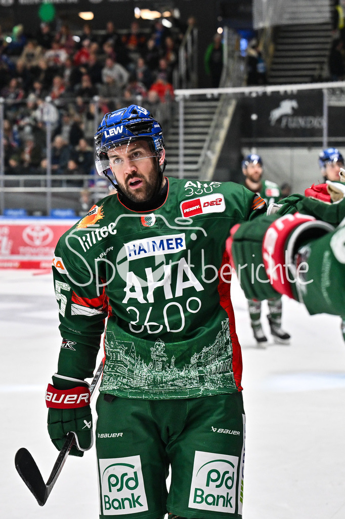 Augsburger Panther - Adler Mannheim | AUGSBURG, GERMANY - 28. DECEMBER: Jubel der Hausherren nach dem Treffer zum 2-2 durch Jason BAST (Augsburger Panther 45) / Tor / Torschuetze / Freude / Happy während dem Match zwischen den Augsburger Panthern und den Adler Mannehim am 33. Spieltag der Penny DEL im Curt Frenzel Stadion