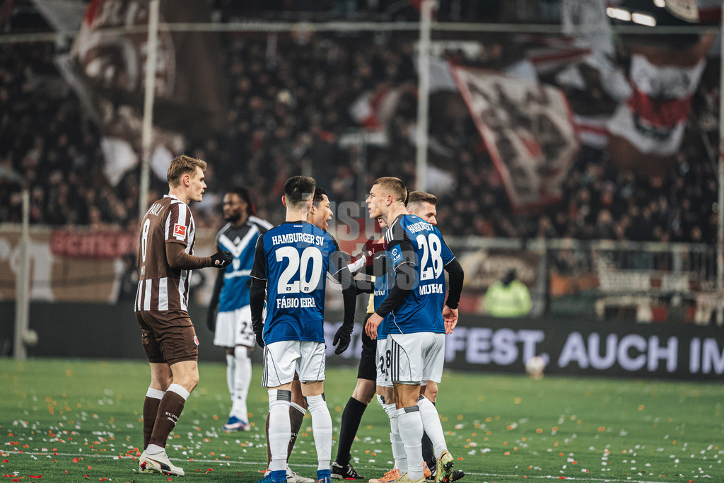 Fußball | Männer | Saison 2025/2026  | Fußball-Bundesliga | 19. Spieltag | FC St. Pauli vs. Hamburger SV | 23.01.2026 | v.l. Joel Chima Fujita (#16, FC St. Pauli) und Miro Muheim (#28, HSV) Wortgefecht