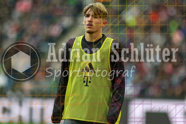 Borussia Mönchengladbach vs FC Bayern München - Bundesliga  | Mönchengladbach, Deutschland, 25.10.25:   Lennart Karl (FC Bayern München) schaut waehrend des Spiels der Bundesliga zwischen Borussia Mönchengladbach vs FC Bayern München im Stadion im Borussia Park(Foto von Brauer-Fotoagentur / Adrian Schlueter)
