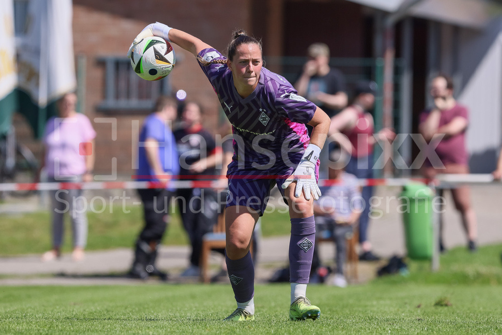 Fussball, Testspiel Frauen, Borussia Mönchengladbach - SV Werder Bremen | v.li.: Luisa Palmen (Torhüterin, Torwart, Borussia Mönchengladbach, 23) am Ball, Freisteller, Einzelbild, Ganzkörper, Aktion, Action, Spielszene