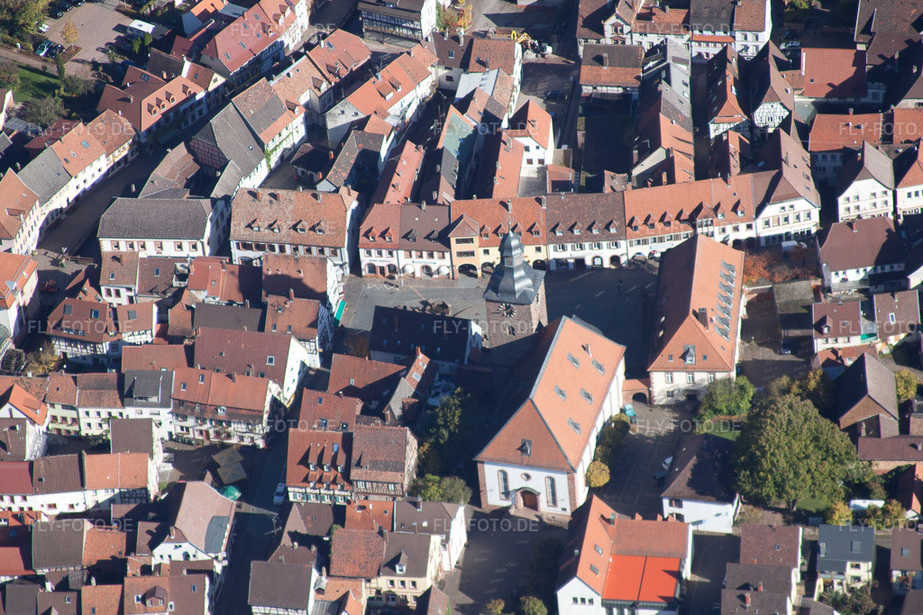 Luftbild: Stadtkirche in Annweiler am Trifels im Bundesland Rheinland-Pfalz in Deutschland. Foto: IMG_34763.jpg vom 26.10.2010 durch Werner Riehm/FLY-FOTO.de