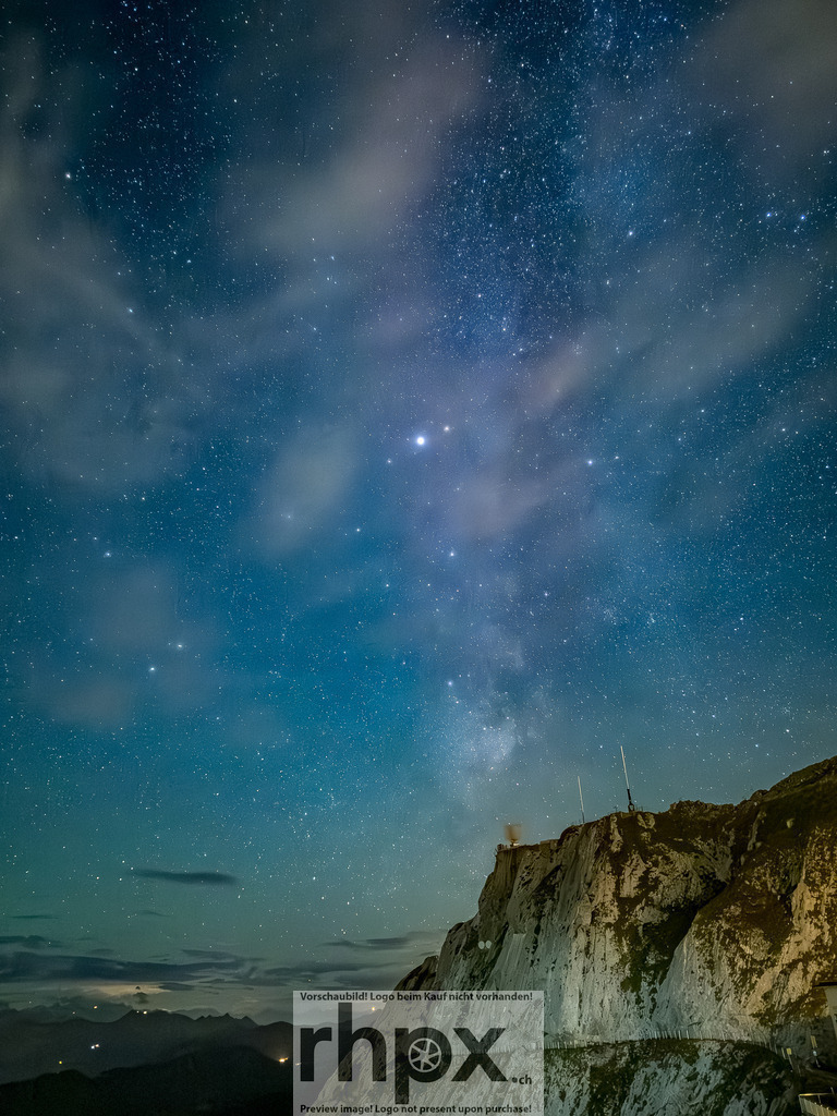 Astronomieabend am Pilatus | Kosmos. Licht. Staunen.Unter dem weiten Sternenzelt auf dem Pilatus versammeln sich Begeisterte, um in die Tiefen des Universums zu blicken.  - Realisiert mit Pictrs.com