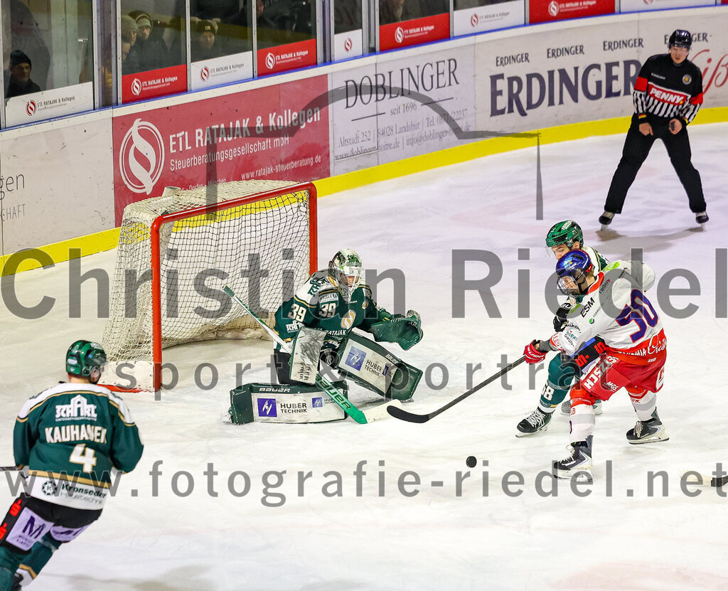 2026-01-18_081_TSV_Erding_gegen_Selber_Woelfe | Erding, Deutschland, 18.01.2026:Eishockey, Oberliga Süd 2025 / 2026, 38. Spieltag, TSV Erding gegen Selber Wölfe, Endergebnis: 2:3 n.V.Jesse Kauhanen (Erding Gladiators, #4), Torwart Leon Meder (Erding Gladiators, #39), Felix Bauer (Selber Wölfe, #50)Foto: Christian Riedel / fotografie-riedel.net