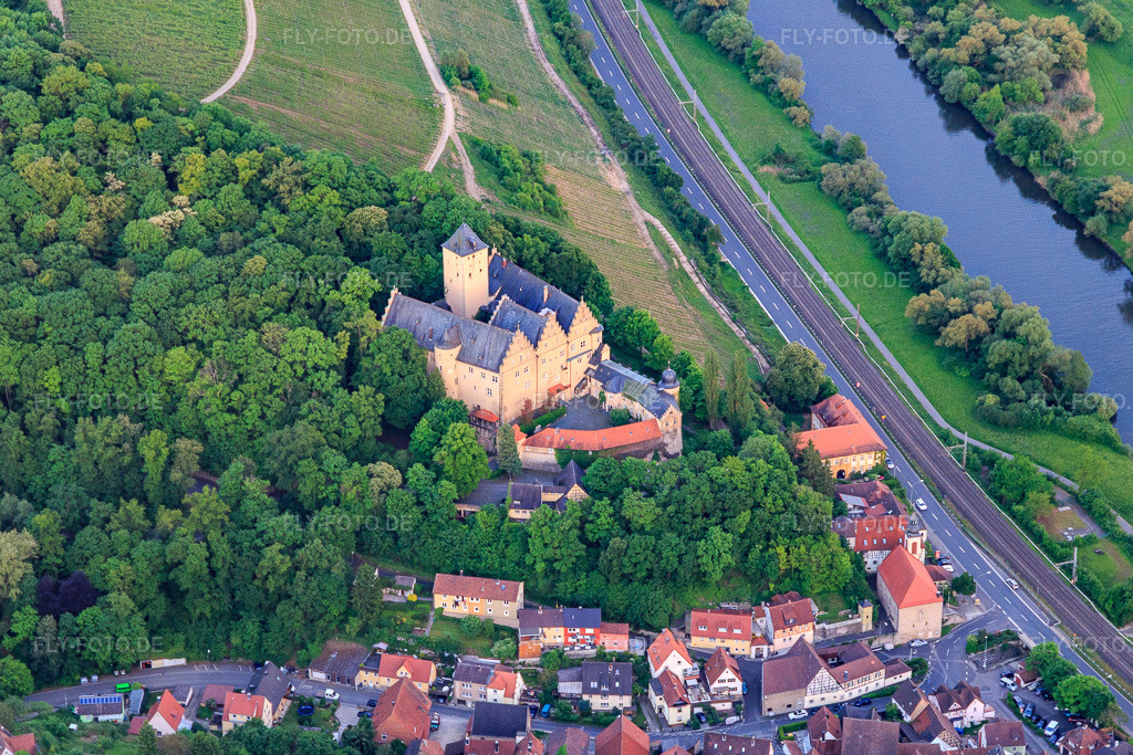 Luftbild: Schloss Mainberg im Ortsteil Mainberg in Schonungen im Bundesland Bayern in Deutschland. Foto: IMG_100220.jpg vom 26.05.2017 durch Werner Riehm/FLY-FOTO.de