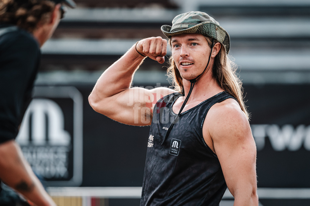 Beachvolleyball | Männer | Queen and King of the Court | Hamburg | 31.05.2024 | Hagen Smith (USA) zeigt einen Bizeps