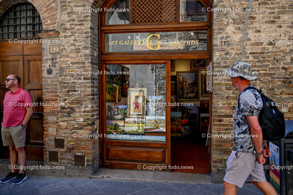Italien_ Toskana_ San Gimignano_ 31.05.2024-92 | 31.05.2024, Italien, ITA, Toskana, San Gimignano im Bild Stadtansichten Gebäude, Architektur, Touristen, Historisch, Souvenir, Ansichten der berühmten Stadt San Gimignano in der Toskana-Italien - View of the famous town San Gimignano in Tuscany-ItalySan Gimignano ist eine italienische Kleinstadt in der Toskana mit einem mittelalterlichen Stadtkern. San Gimignano wird auch die Stadt der Türme genannt. Die Stadt liegt in der Provinz Siena. Sie gehört neben Florenz, Siena und Pisa zu den von Touristen meist besuchten Zielen in der Toskana.