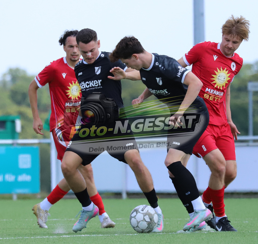 SV Rödinghausen II - FC Preußen Espelkamp | Auf dem Bild zu sehen: schwarz SV Rödinghausen II v.l.: Arvin Moulai, Johannes Kerlen ; rot FC Preußen Espelkamp: Dennis SchmidtSV Rödinghausen II, FC Preußen Espelkamp, Saison 25/26, Westfalenliga, Rödinghausen, Deutschland - Realisiert mit Pictrs.com